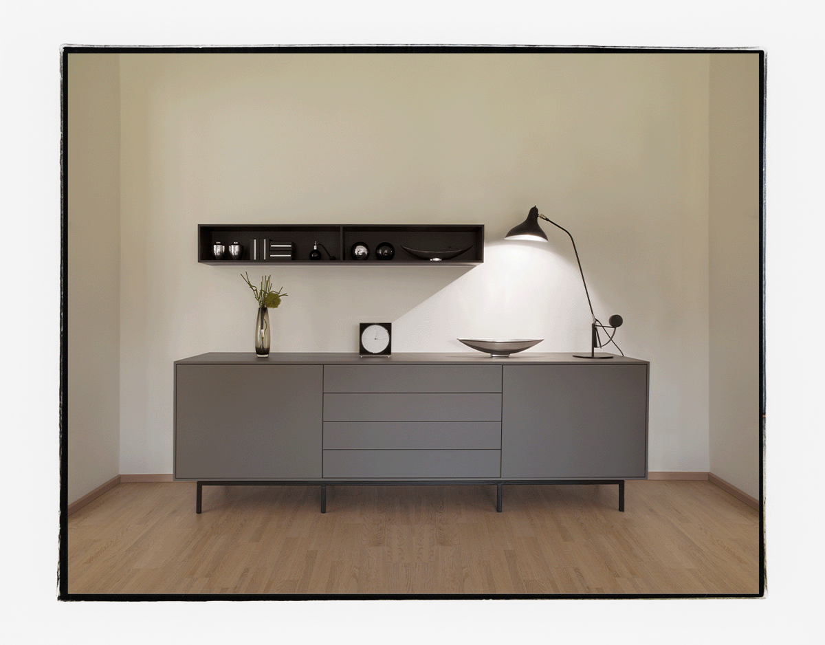 Sidebord aus matt lackierten MDF-Platten